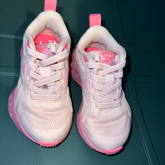 Reebok pink kids shoes - Picture 3 of 7
